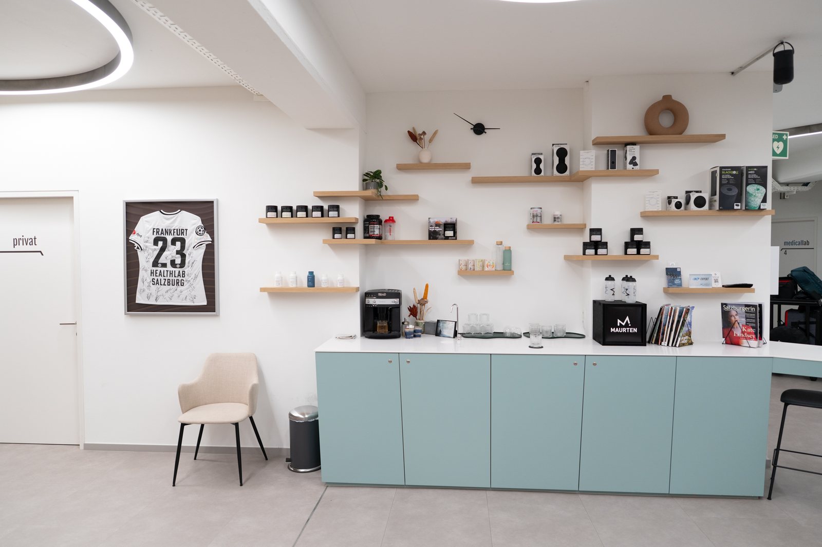 Bar mit Kaffee und Produkten für zu Hause
