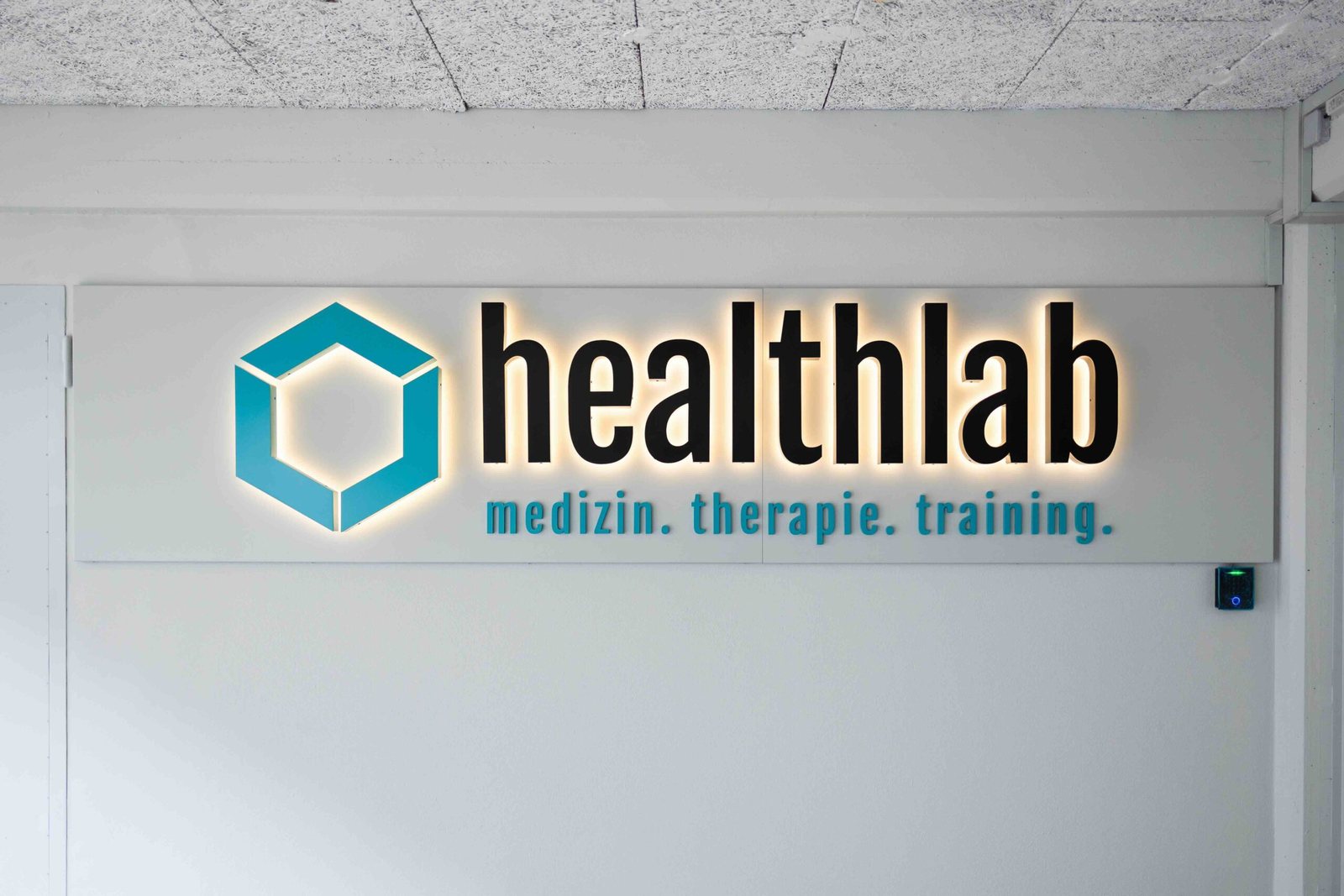 Leuchtschriftzug healthlab – medizin. therapie. training.